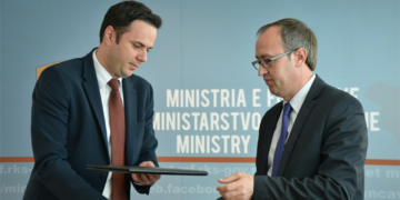 Avdullah Hoti kërkon ndryshimin e lidershipit të LDK-së, por vetë ishte bërë “përrallë” në fshatin e tij!