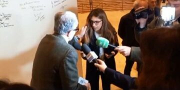 Ish-kryeministri italian ia tërheq flokët gazetares pas një pyetjeje të papritur
