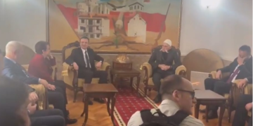 “A po e ngon kënd, a veç veten?”: A e thumboi baca Rifat ministrin Sveçla?(Video)