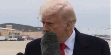 Gazetarja e godet pahiri Trumpin me mikrofon, presidenti amerikan bën reagimin epik