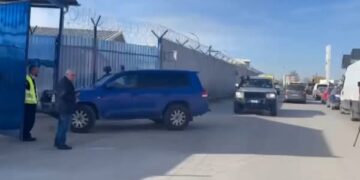 Thaçi arrin në zyrat e EULEX’it, qytetarët e presin duke thirrur “Thaçi, Thaçi”