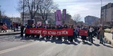“Marshojmë s’festojmë”, sheshet e Prishtinës parakalohen nga gratë në mbështetje të njëra-tjetrës