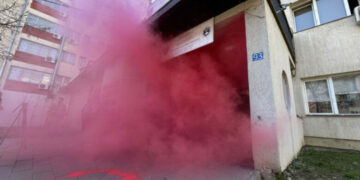“Marshojmë s’festojmë”, pjesëmarrësit hedhin ngjyrë të kuqe e tymuese para objektit të policisë dhe gjykatës