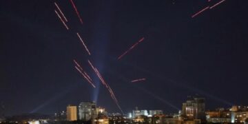 Bien sirenat, dëgjohen edhe shpërthime – Rusia bombardon Kievin me dronë