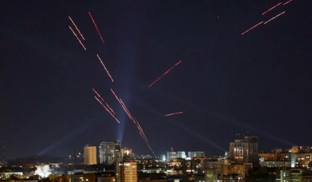 Bien sirenat, dëgjohen edhe shpërthime – Rusia bombardon Kievin me dronë