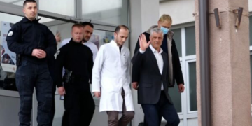 E tmerrshme: Specialja nuk e lejon ish-Presidentin Thaçi të marrë pjesë në varrimin e babait