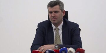 “Gjejeni vetë më lirë”, kryetari i bordit të ZRRE-së vjen me një mesazh për qytetarët për shtrenjtimin e rrymës