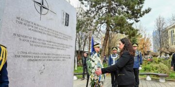 Osmani bën homazhe te pllaka përkujtimore e ushtarëve të NATO-s