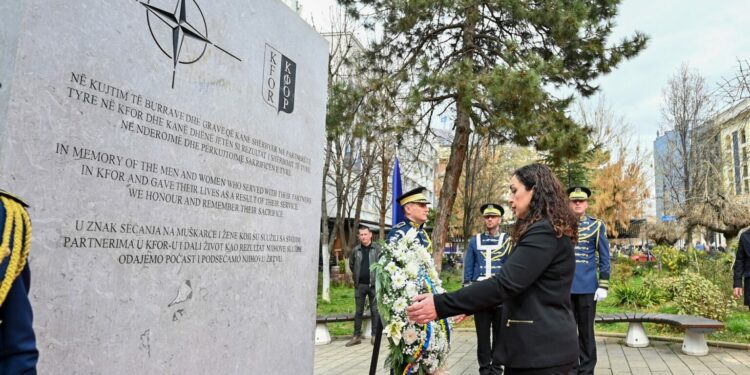 Osmani bën homazhe te pllaka përkujtimore e ushtarëve të NATO-s