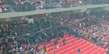 Tifozët Kuqezi bojkotojnë takimin me Andorrën, këndojnë Himnin Kombëtar dhe braktisin shkallët e stadiumit