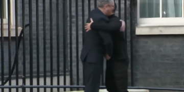 Momenti kur kryeministri britanik e pret me përqafime Zelenskyn