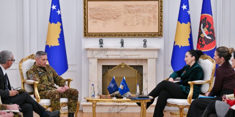 Presidentja e pret Komandantin e KFOR-it, flasin për koordinimin e aktiviteteve në prag të vizitës së Rutte