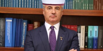 Avokati Koci e “bën” hoxhën, jep disa këshilla për agjëruesit: Me flejt gjithë ditën, Zoti nuk ta bën hallall agjërimin