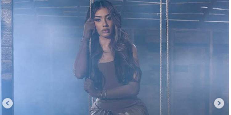 Tejet emocionuese/ Melinda publikon këngën dedikuar nënës së ndjerë