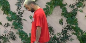 Gjesti shihet i emocionuar pak para fillimit të spektaklit, qëndron vetëm në oborrin e shtëpisë