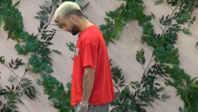 Gjesti shihet i emocionuar pak para fillimit të spektaklit, qëndron vetëm në oborrin e shtëpisë