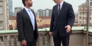 Djali i Donald Trump shfaqet në tarracën e presidencës serbe në Beograd bashkë me Vuçiqin