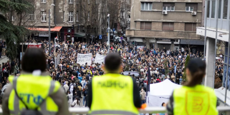 Protestat në Serbi/ Studentët bllokojnë televizionet dhe radiot publike, Vuçiq: Nëse doni të më zëvendësoni duhet të…!