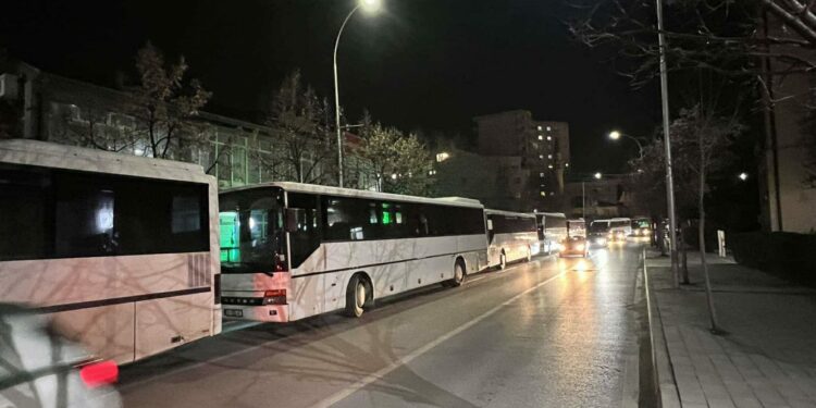 Autobusët e linjës Podujevë – Prishtinë po qëndrojnë ende te objekti i komunës së Prishtinës