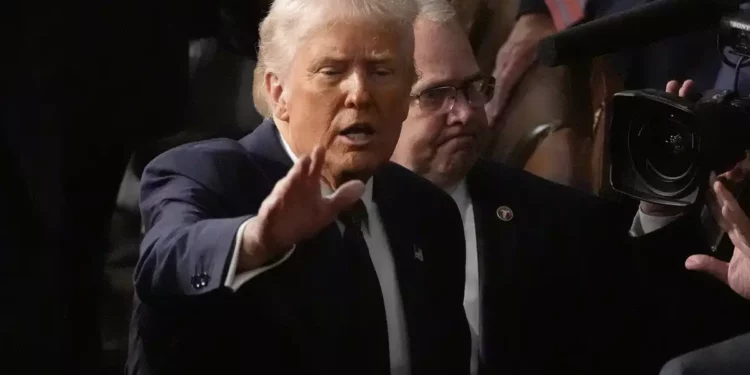 Gjykata urdhëron administratën Trump që të kthejë në punë mijëra punëtorë të shkarkuar