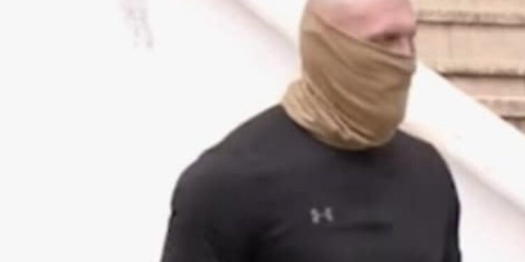 “Hajdutë, bandita, huliganë”: Behrami publikon imazhet e policëve që e përcollën Thaçin në Kosovë