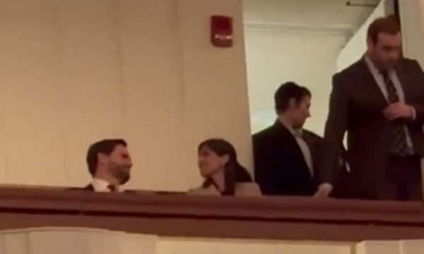 Moment i sikletshëm për JD Vance, turma brohorit “ti e shkatërrove këtë vend’”