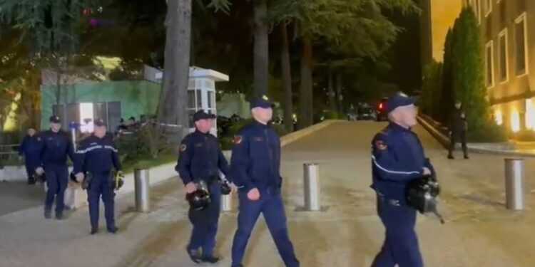 Protesta kundër mbylljes së TikTok-ut, Policia ‘blindon’ bulevardin “Dëshmorët e Kombit”