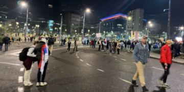 Studentët e shpallin të mbyllur protestën, nis shpërndarja e qindra-mijëra qytetarëve në Beograd