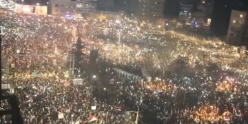 Momenti kur Marko Gjuriq definitivisht s’duhej të ishte te dritarja – pamjet kur turma ndezi dritat e telefonave