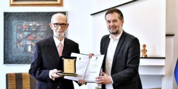 E mbështeti fort VV-në në zgjedhje, Çeku i ndan çmim Rexhep Qosjes për “Letërsi Shqipe”, 10 mijë euro