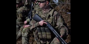 Pamje interesante: Ushtari amerikan me ‘Shotgun’ në kufirin Kosovë – Serbi