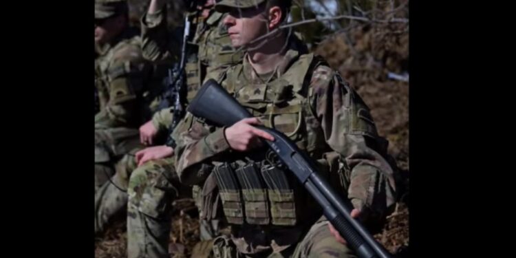 Pamje interesante: Ushtari amerikan me ‘Shotgun’ në kufirin Kosovë – Serbi