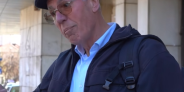 Përsëri Sami Kurteshi, gazetarja tenton t’ia bëj një pyetje, ai ndalet dhe i thotë “mos më përcjellni”, “hiqnu kësaj metode kriminale”