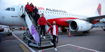 “Shqipet” aterojnë në Londër, Kombëtarja shqiptare gati për ndeshjen me Anglinë