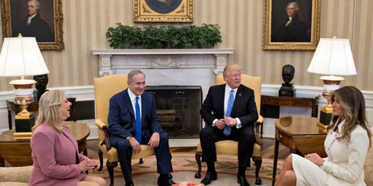Trump heq nga Zyra Ovale një objekt që ka qëndruar atje për 50 vite