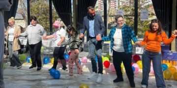 Naser Imeri, biznesmeni që shpreh vazhdimisht humanizmin e tij: Përveç ndihmës, ai sot u argëtua bashkë më fëmijët me sindromin Down