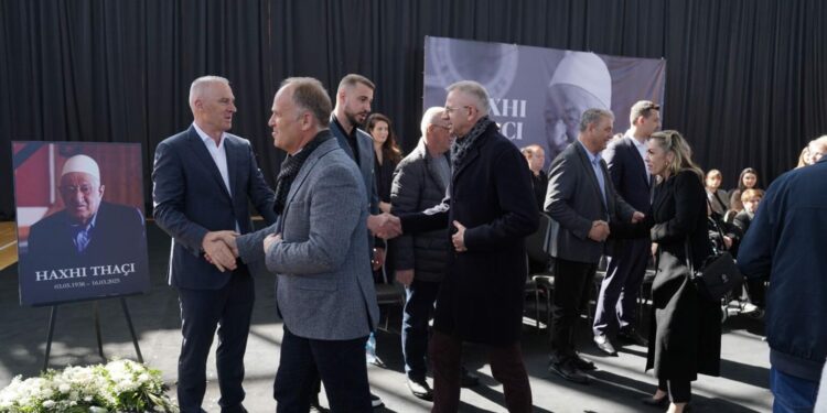 Mjekët që u kujdesën për babain e Thaçit u shkojnë për ngushëllime, familja i falënderon për përkushtimin e treguar