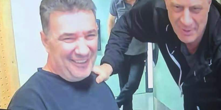 Fotografia me Haxhi Shalën nga Haga “ia bën sherrin” Thaçit