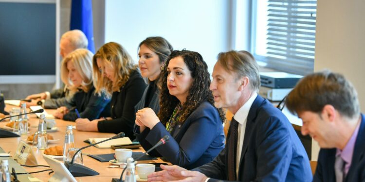 Osmani në takim me ambasadorët e vendeve të BE-së: Të largohen masat e padrejta ndaj Kosovës