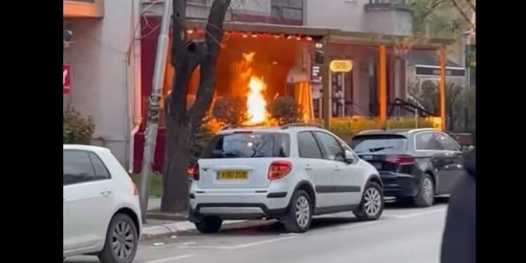 Zjarr në një lokal në Prishtinë, zjarrfikësit dhe policia dalin në vendngjarje – Një person i lënduar
