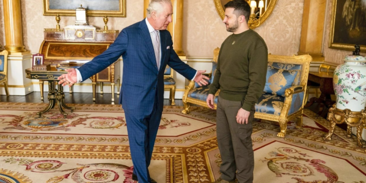 Mbreti Charles pranon ftesën për të takuar Zelenskyn, Starmer negociata me Francën për një plan që do t’ia paraqesin Trumpit