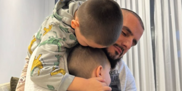 “Djemtë e babit”, Gold AG ndan një fotografi me fëmijët