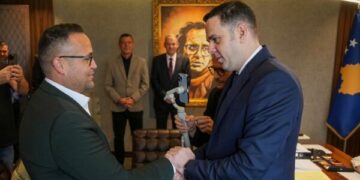 Abdixhiku i del në mbrojtje deputetit të ri Çekaj: Partia që në ambasada mbushi thasë me vota, po nxit helm e vrer