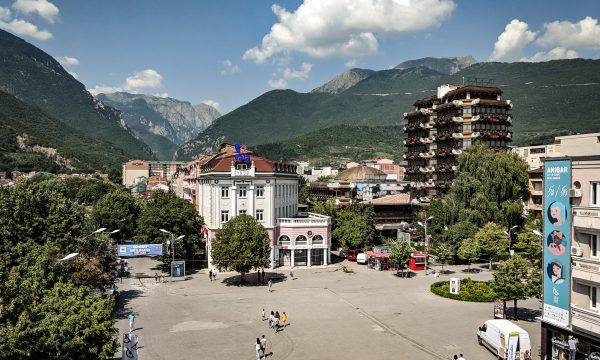 E rëndë | Burri në Pejë vendos ta dëbojë gruan me fëmijët e vegjël nga shtëpia: S’kam rrogë me iu mbajtë…
