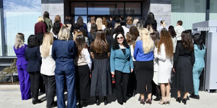 Presidenca: Publikimi i fotografisë së Osmanit me gratë e Inteligjencës u bë pas vlerësimit të AKI-së