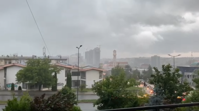 Paralajmërimi për erëra të forta, Komuna e Prishtinës bën apel për kujdes: Shmangni qëndrimin pranë objekteve të larta e pemëve