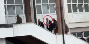 Qytetarët e presin me brohoritje, Hashim Thaçi i përshëndet me dorë qytetarët në oborrin e QKUK-së