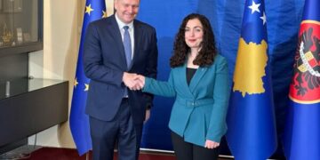 Emisari i BE’së për dialogun me Serbinë për herë të parë në Kosovë, pritet nga Osmani