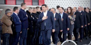 Krasniqi dhe Hamza bashkë me zyrtarë e anëtarë të PDK-së shkojnë për ngushëllime te familja Thaçi