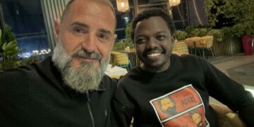 Cim Peka poston foto me djalin e presidentit të Kenias, ai shihet me foton e Jasharëve në bluzë